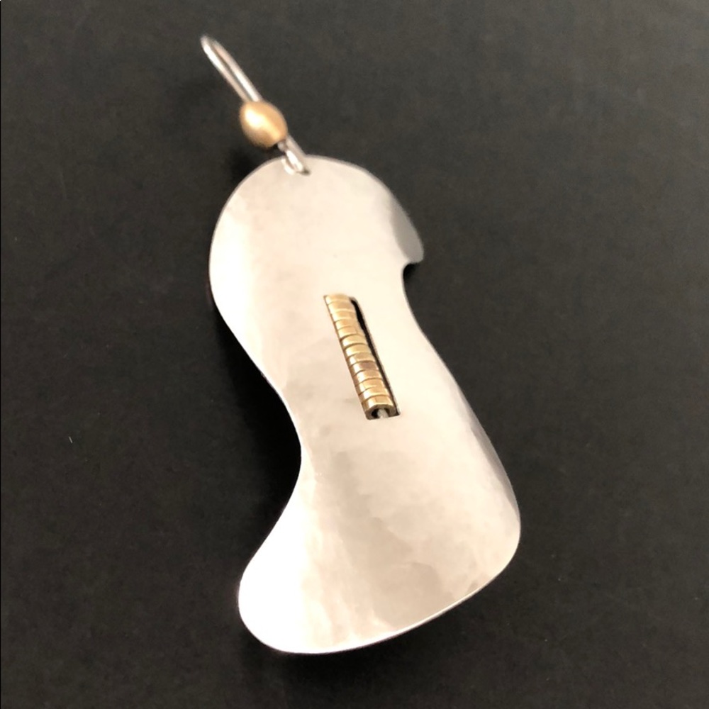 ONE UNIQUE SILVER PLATED HAMMERED ARTISAN EARRING - Picture 3 of 12